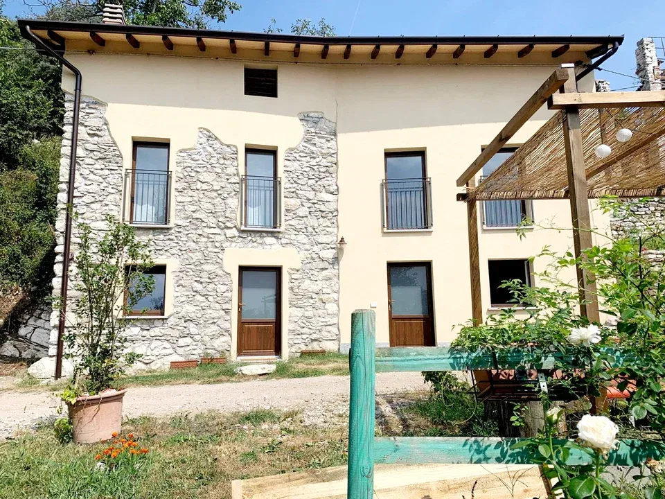 Casa in collina tra natura, laghi e cultura